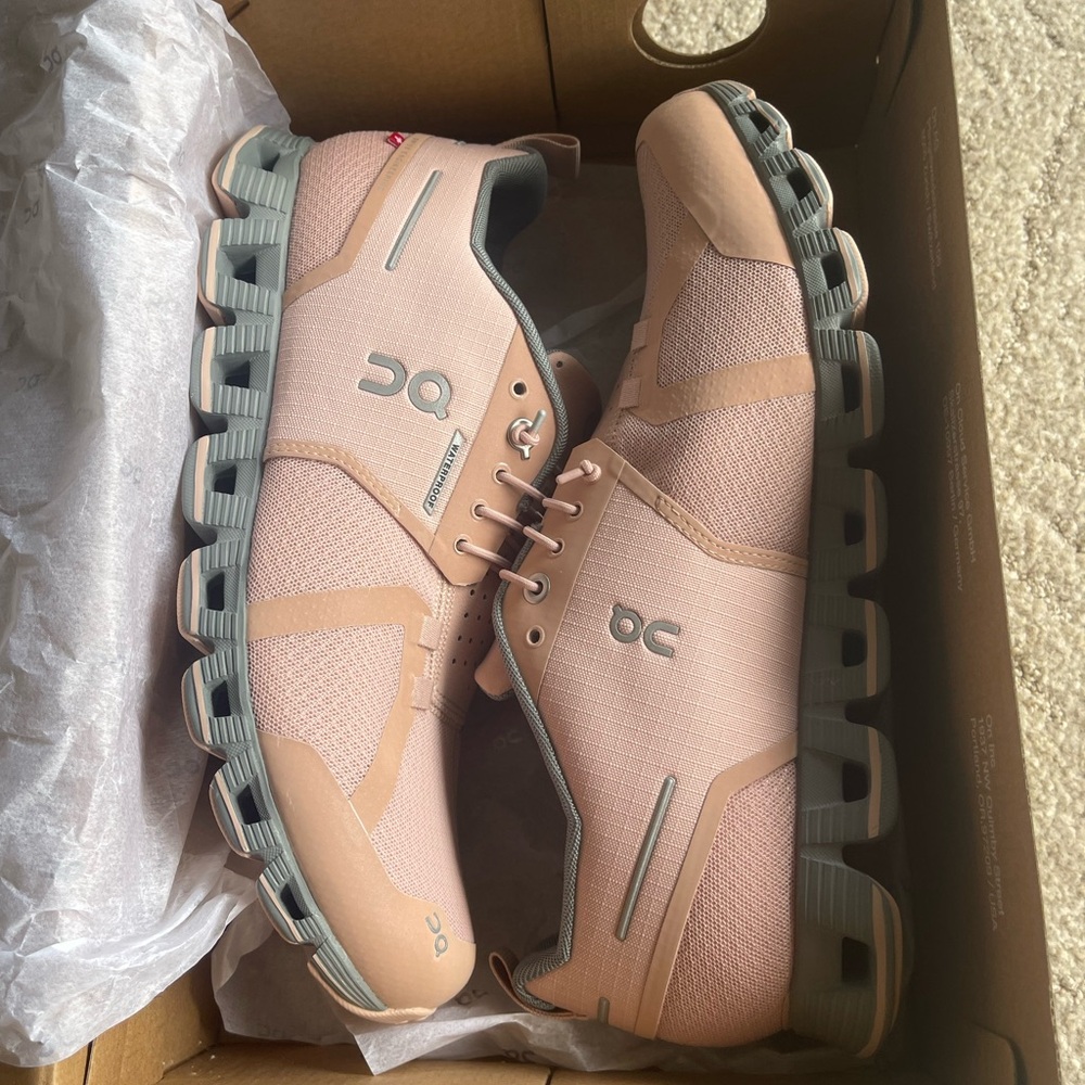 ON Cloud 5 Waterproof Running Shoes in Rose/Lunar - Size US 10 or EU42